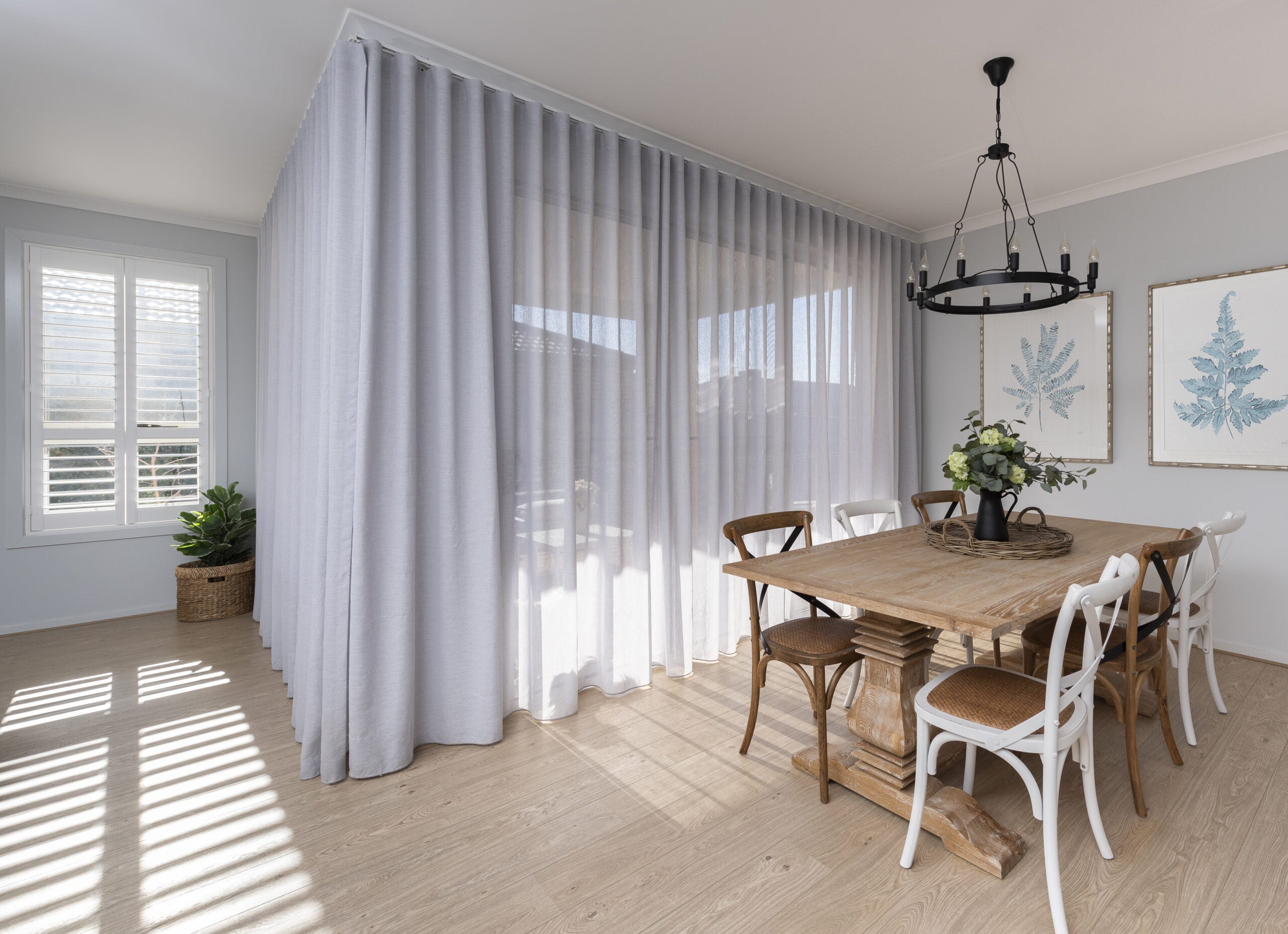 Window decoration ideas: how to choose the right curtains and blinds