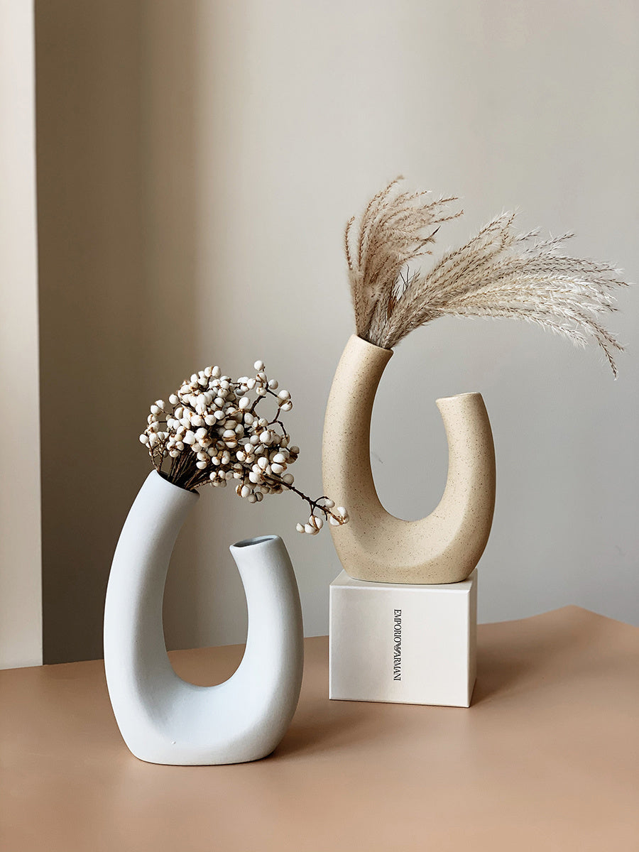 Sleek Nordic Ceramic Vase - Curved Lines