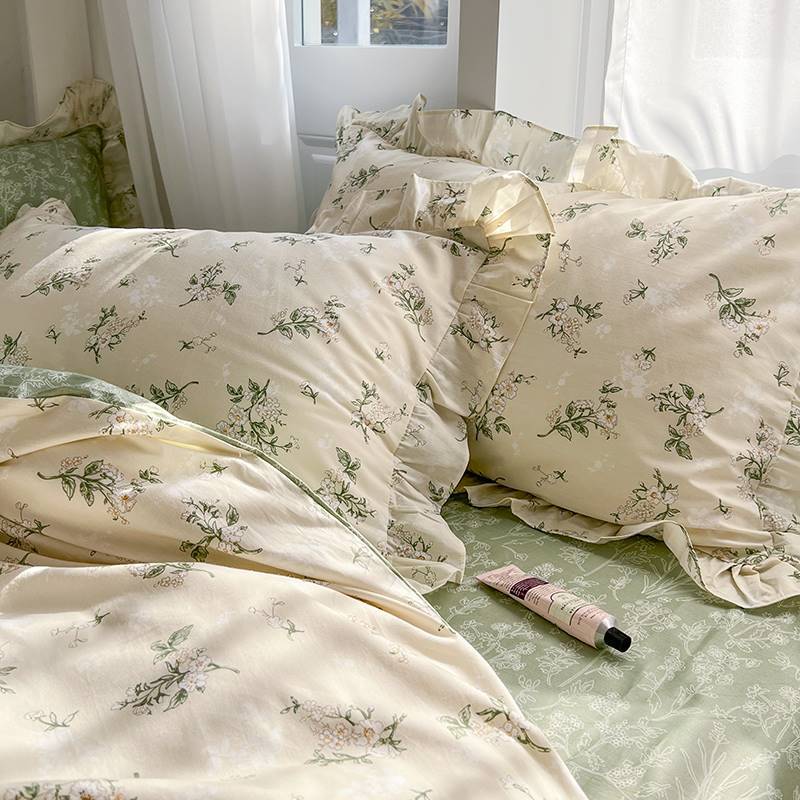 Bed Linen With A Pattern Of Flowers And Plants - Max&Mark Home Decor