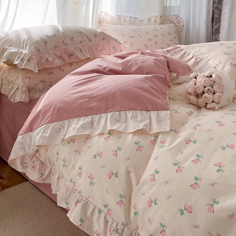 Bed Linen With A Pattern Of Flowers And Plants - Max&Mark Home Decor